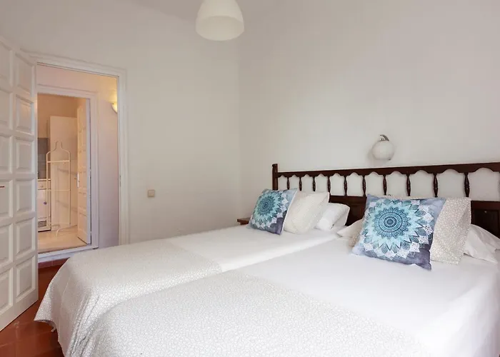 Lets Holidays & Business Holiday home *